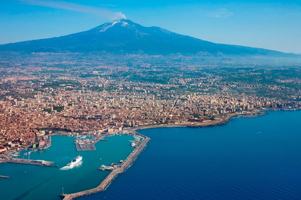 immagine che raffigura il vulcano Etna visto dall'alto