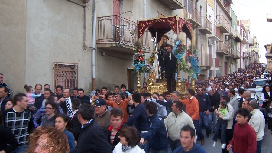immagine di san cono durante la festa patronale
