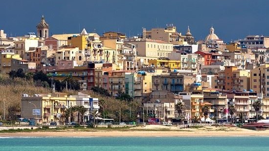 immagine che raffigura lo skyline di Gela da una spiaggia