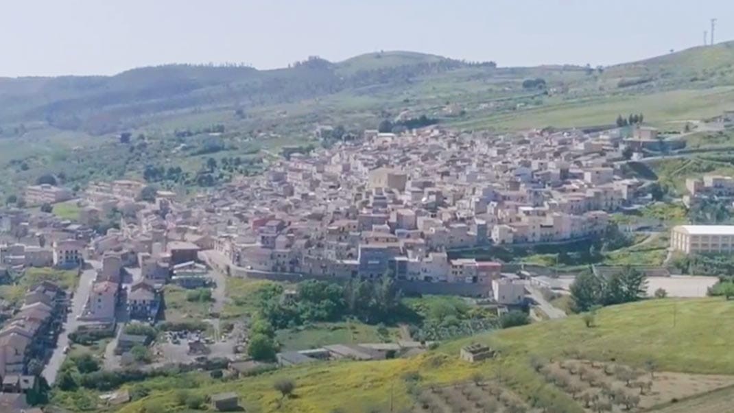 immagine del paese di san cono dall'alto
