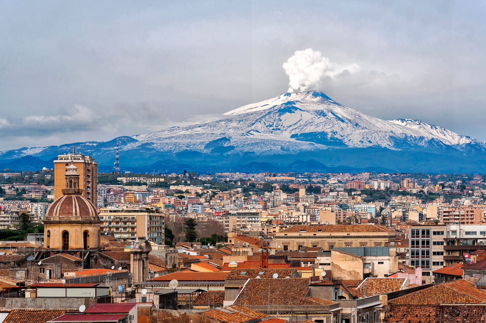 immagine che raffigura lo skyline di Catania con sullo sfondo l'etna