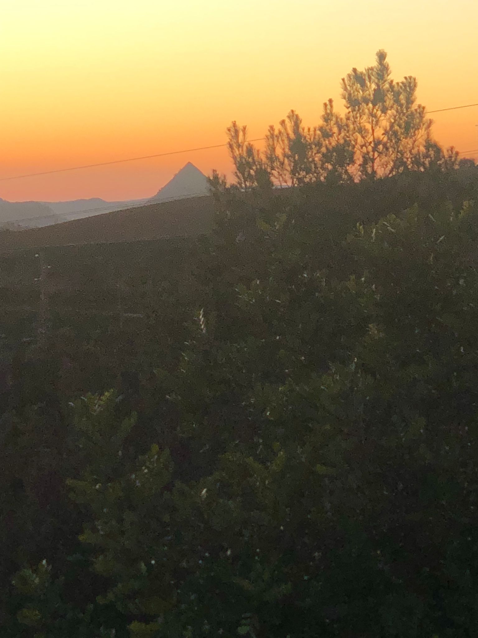 vista della camera su un paesaggio naturale di una montagna con tramonto sullo sfondo