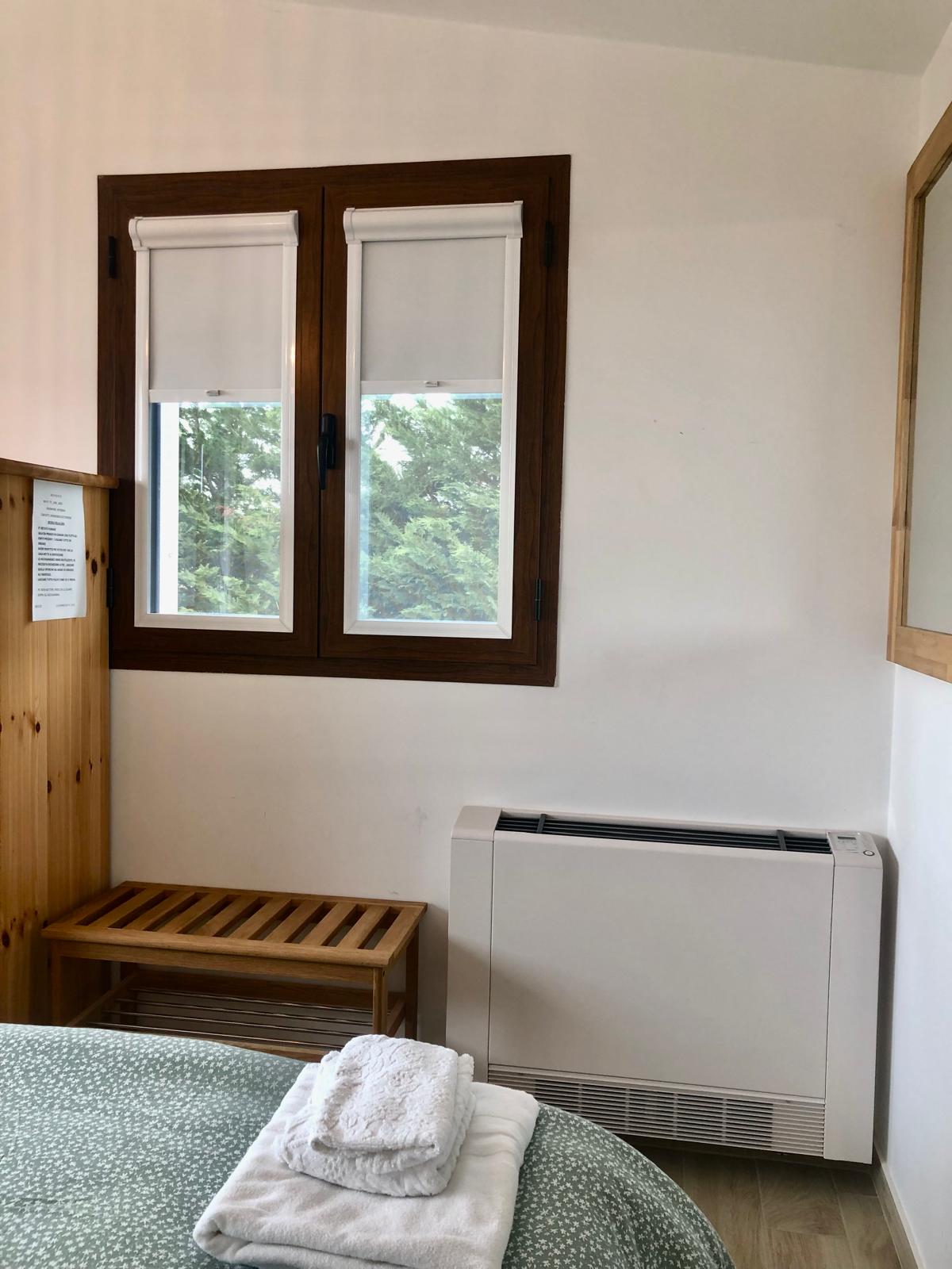 foto della camera da letto con finestra e armadio