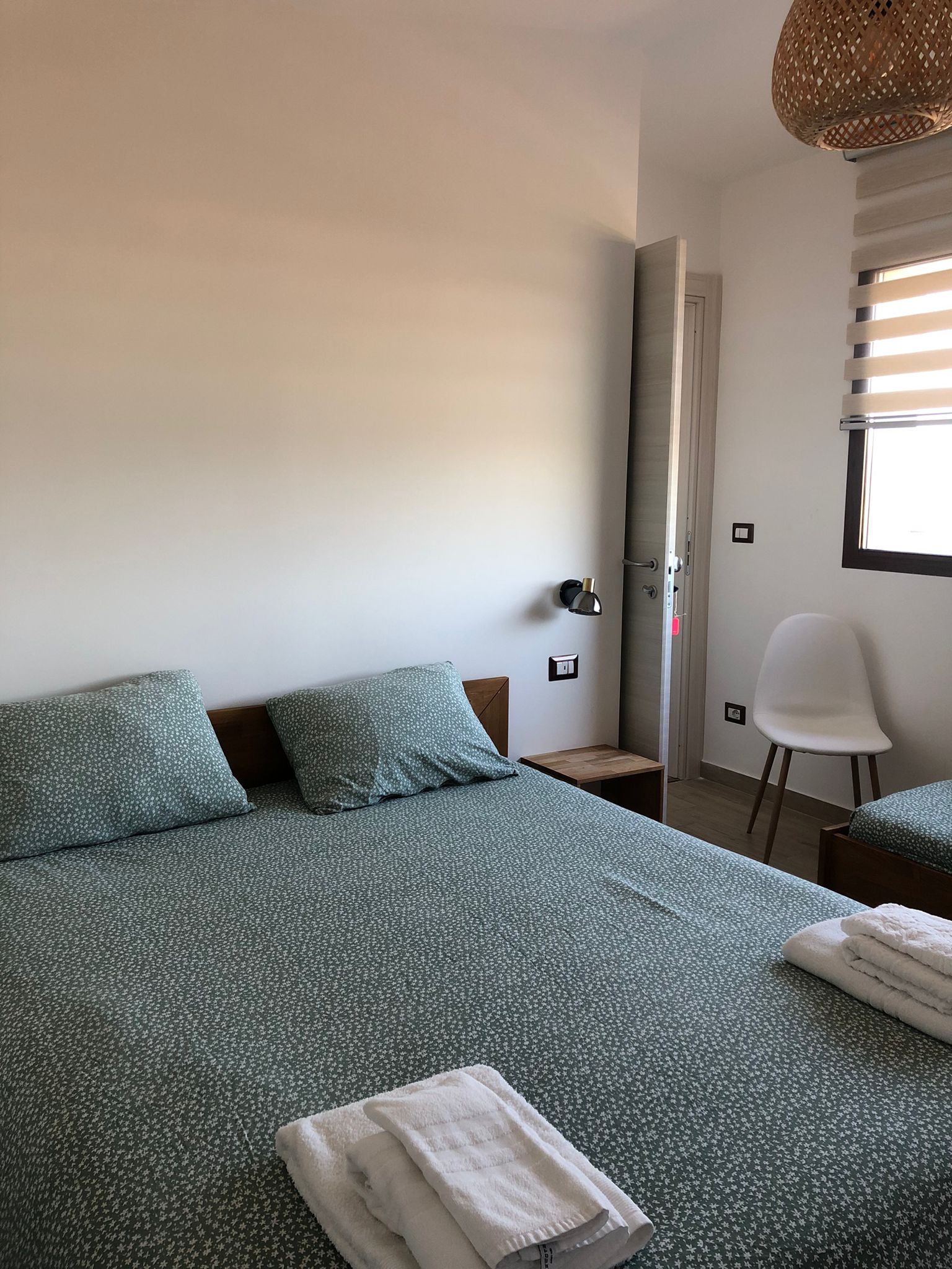 camera da letto con letto matrimoniale