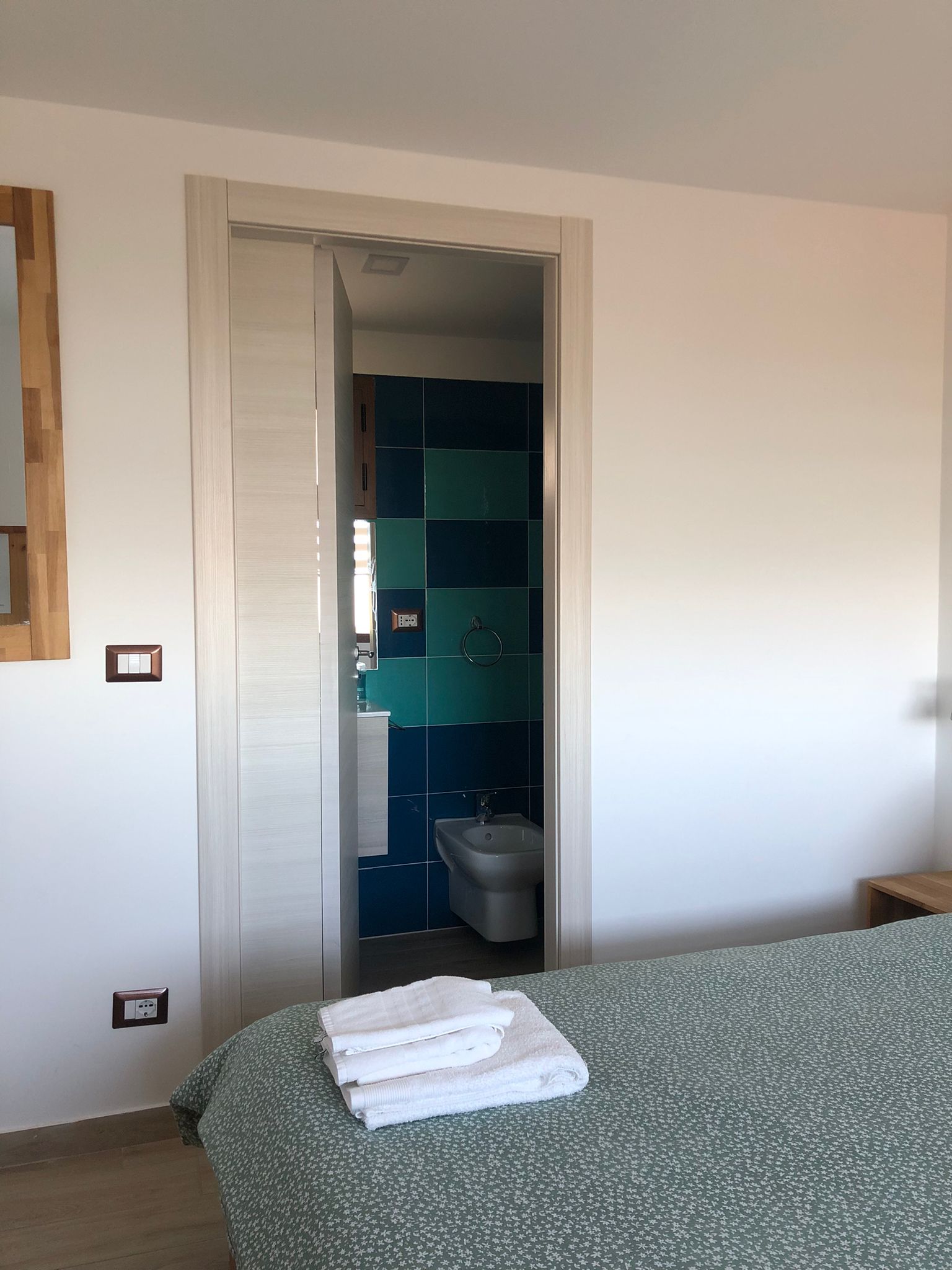 camera da letto con letto matrimoniale e bagno in camera